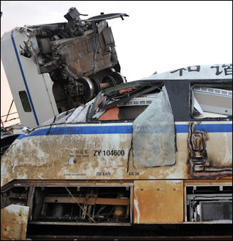 20111105-Xinhua Wenzhou train crash 8_281n.jpg